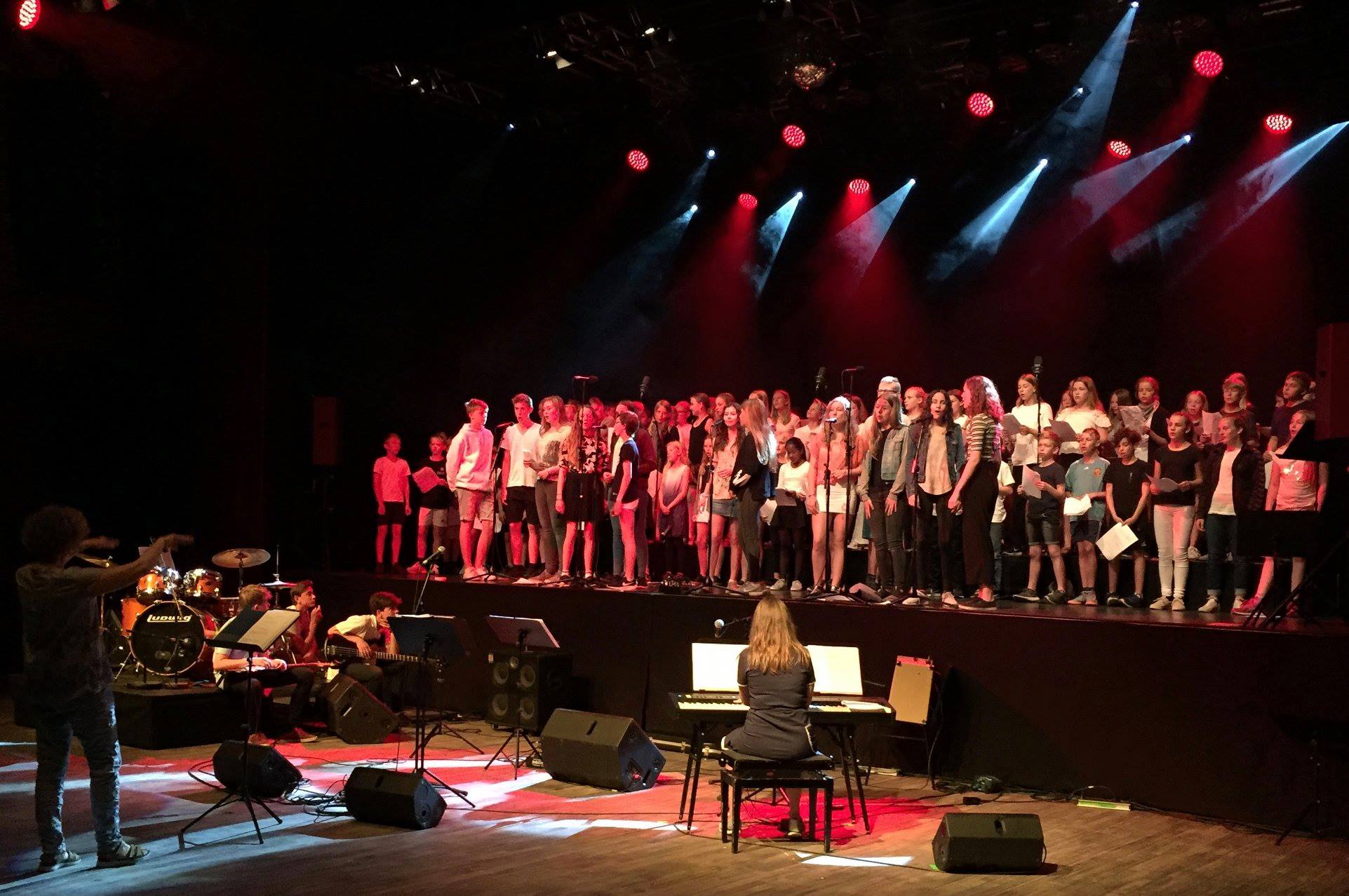 Stort kor synger til koncert