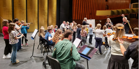 Musikskoleelever og deres lærere øver til koncert