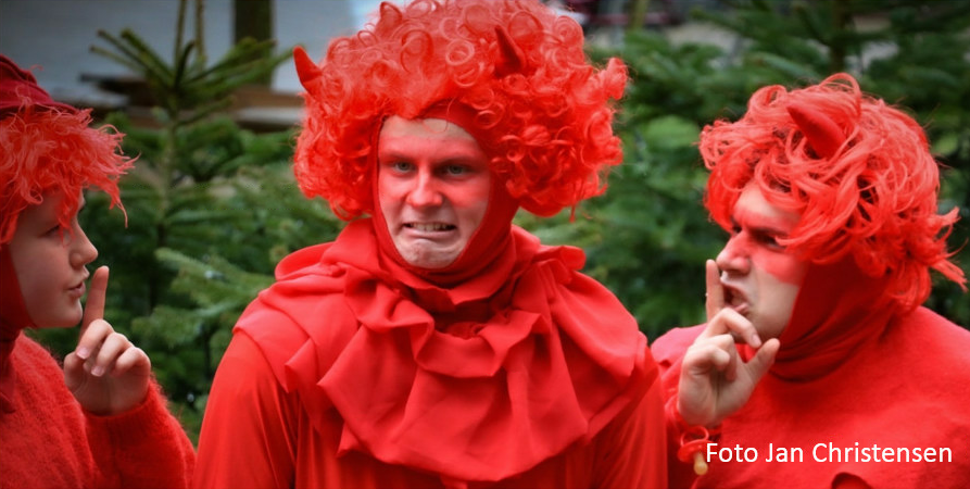 3 dramaelever klædt ud som røde djævle