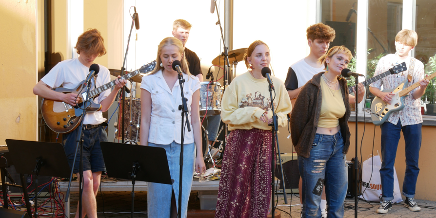 7 unge mennesker spiller i band